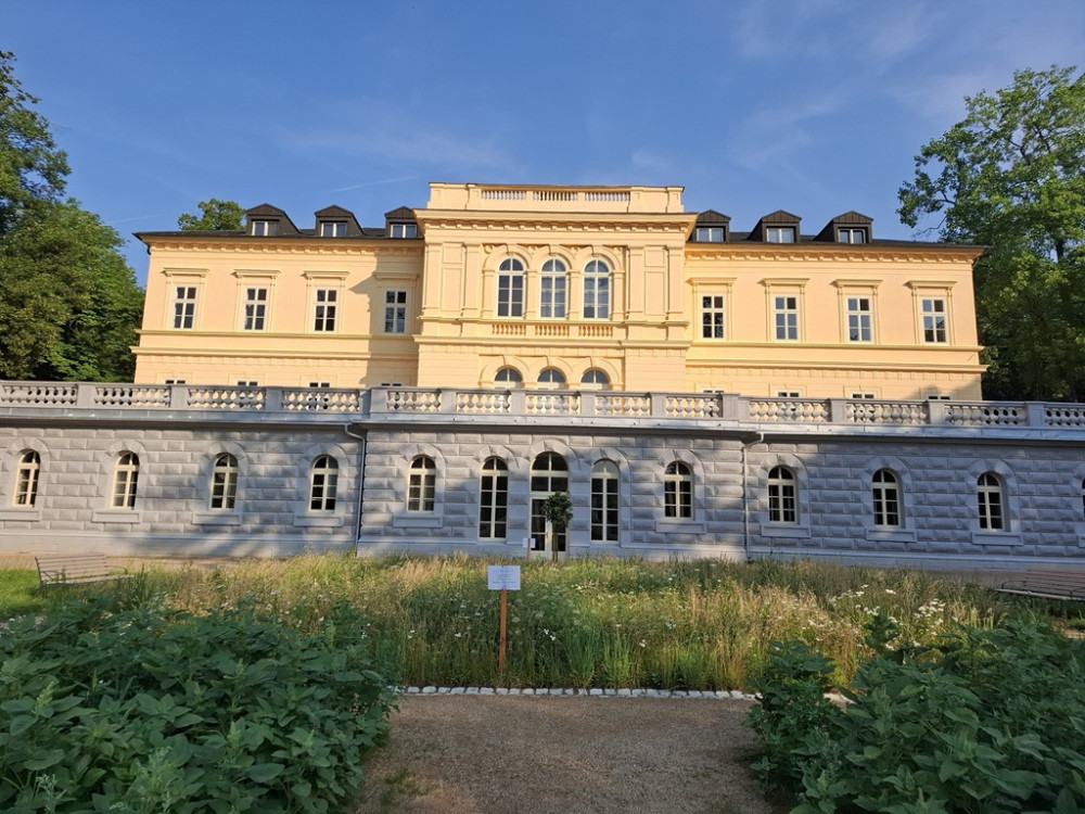 lázně Kyselka Bílina - obnova fasád, výplní otvorů, terasy a parteru hlavní budovy