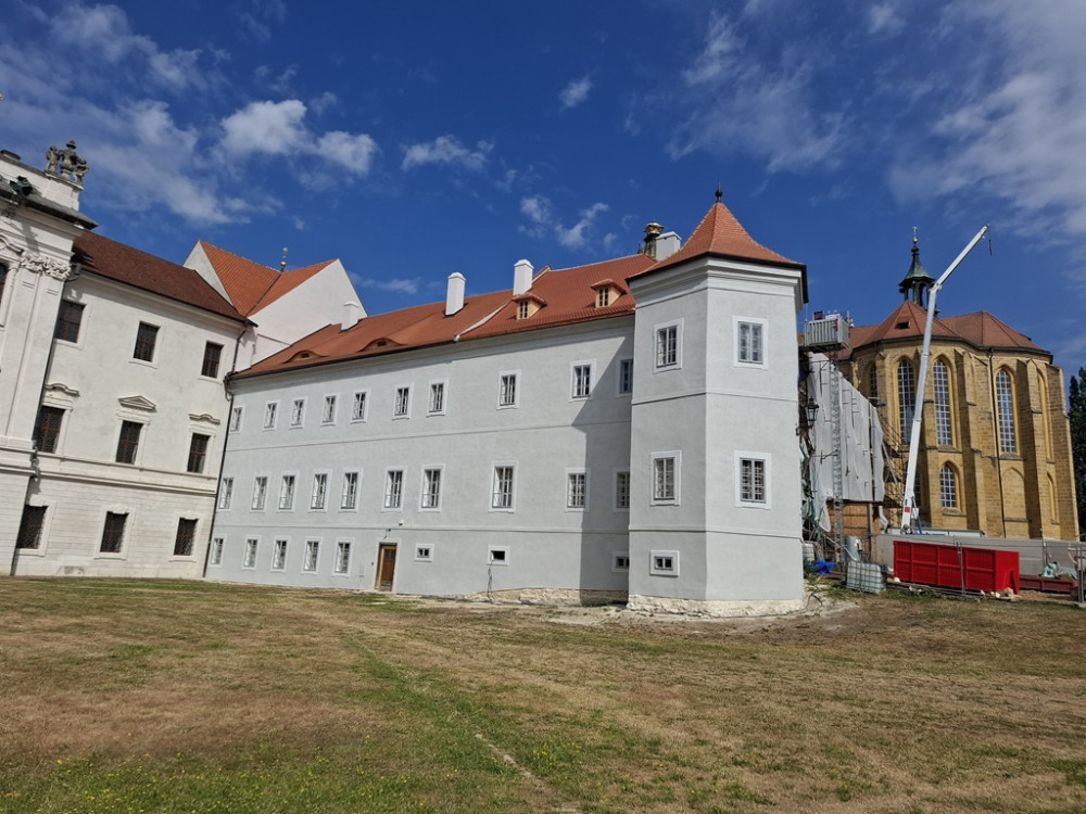 Kláštěr Kladruby - obnova fasád staré prelatury (jižní fasáda a nárožní věž)
