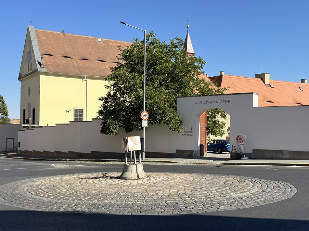 Oprava omítky klášterní zdi v Žatci