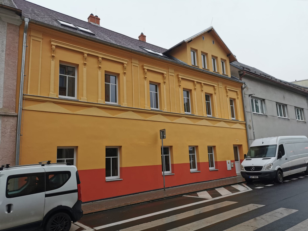 Rekonstrukce a výstavba bytů v domě v Hrobu